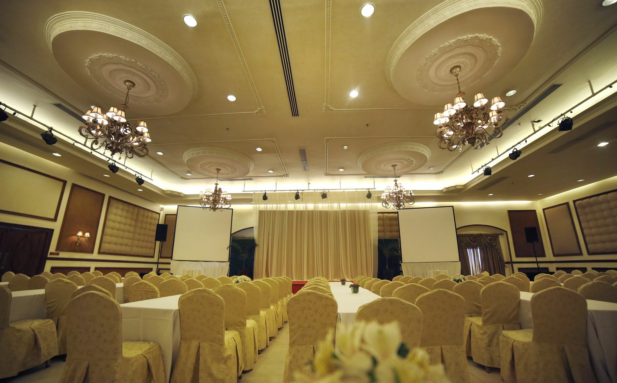 โรงแรมวิลล่า คาเซเรส นากา ภายนอก รูปภาพ